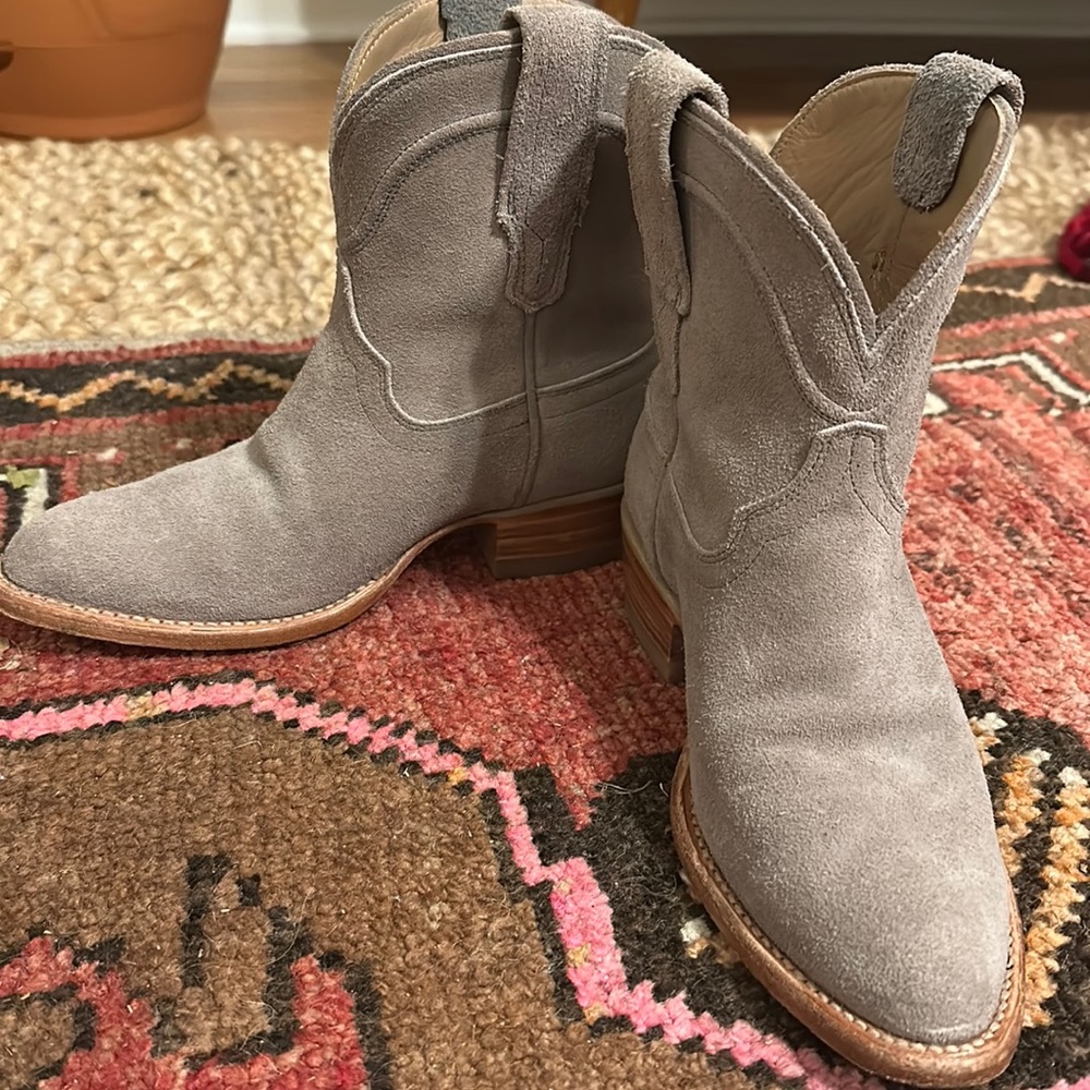 Tecovas >> The Lucy >> women’s gray suede >> size 5.5
